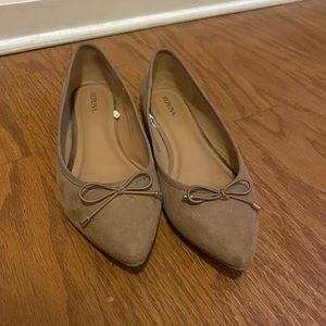 Beige pointed flats